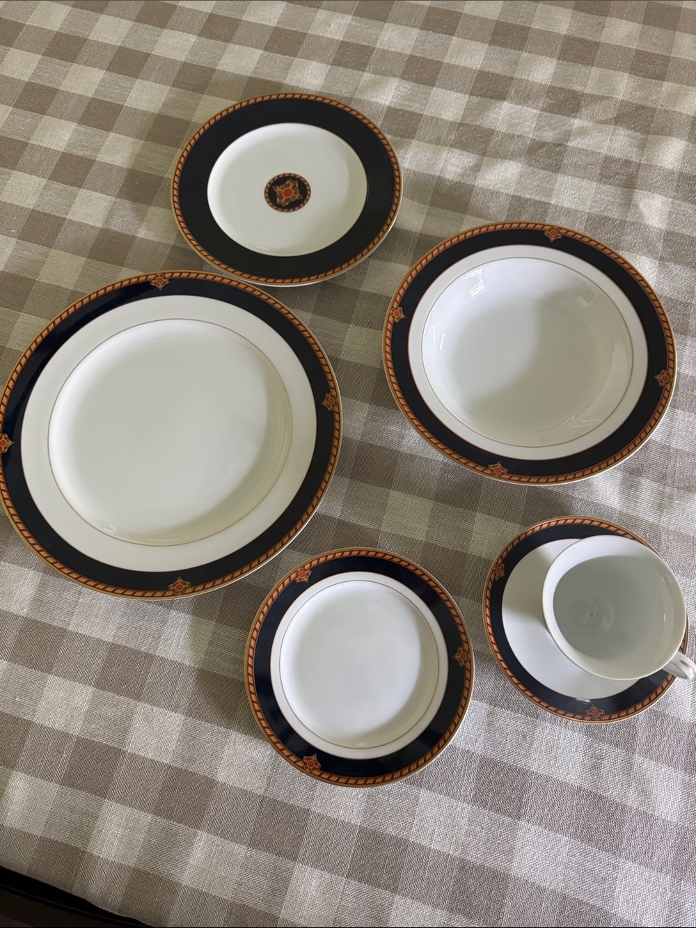 Wedgwood Embassy Collection Southbury 6 piece Dinnerware Set with Navy/Gold Trim